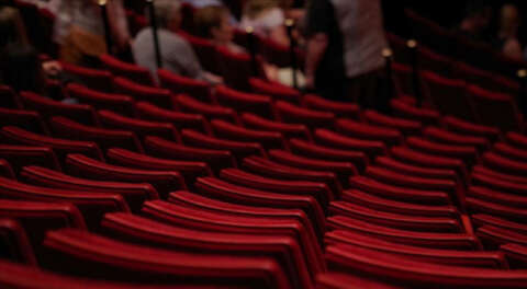 Tiyatrolara koronavirüs yasağı iptal edildi