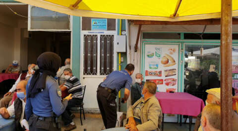 Karantinada olması gerekirken kahvehanede çıktı