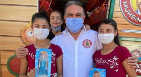 Karavanıyla gezerek, çocuklara oyuncak dağıtıyor