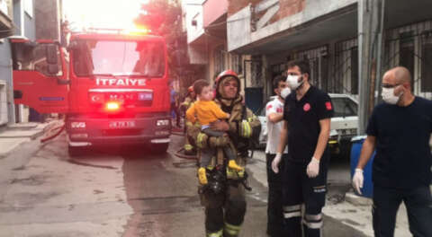 5 katlı apartmanda yangın; Anne ile oğlu kurtarıldı