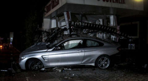 Otomobil okulun güvenlik kulübesine çarptı; 3 yaralı