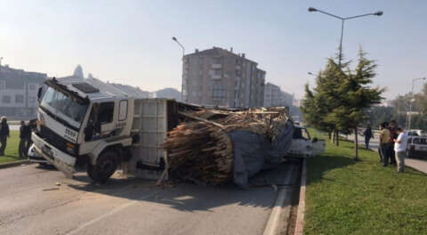 İnegöl'de kereste yüklü kamyon devrildi