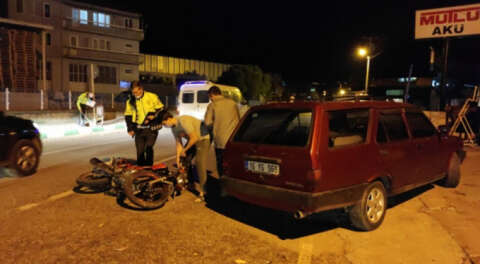 Otomobile çarpan motosikletin sürücüsü yaralandı