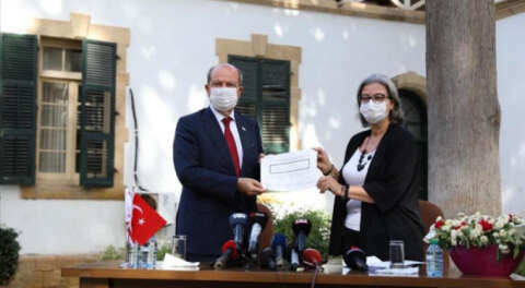 KKTC'de yeni Cumhurbaşkanı Tatar mazbatasını aldı