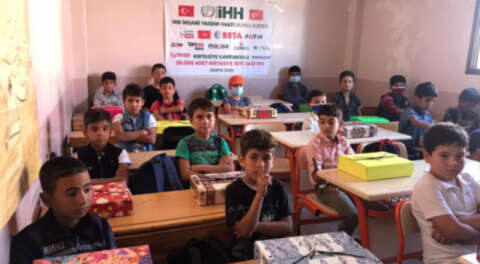 İHH&nbsp;Bursa&nbsp;Şubesinden İdlib'e kırtasiye yardımı