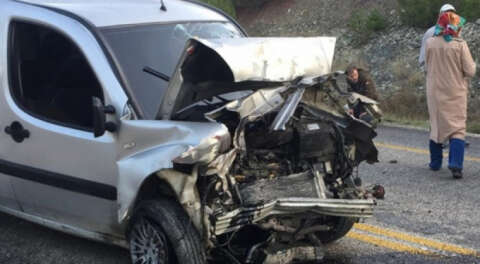 Bursa'da iki araç kafa kafaya çarpıştı; 1 ölü, 3 yaralı