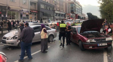 4 aracın karıştığı kazada 1'i çocuk 4 kişi yaralandı