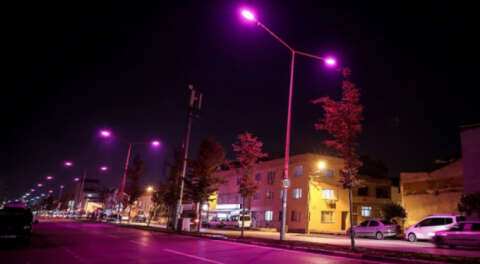 Bursa'da sokak lambaları pembe renkte aydınlattı