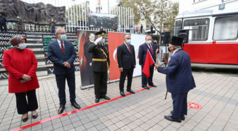 Bursa Kent Müzesi önünde 29 Ekim kutlaması