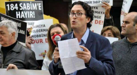 Eşi ve iki çocuğunu depremde kaybetti