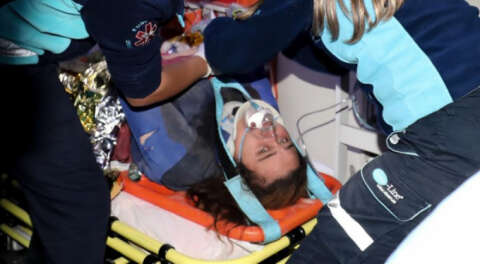 İzmir'de saatler sonra enkaz altından kurtarıldılar