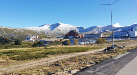 Uludağ'ın yükseklerine mevsimin ilk karı düştü