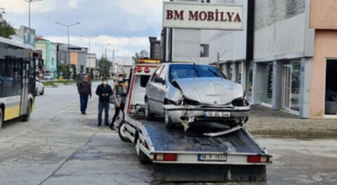 İnegöl'de iki otomobil çarpıştı; 1 yaralı