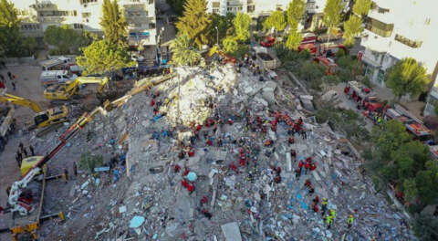 Depremde yıkılan binalarla ilgili 9 kişiye gözaltı