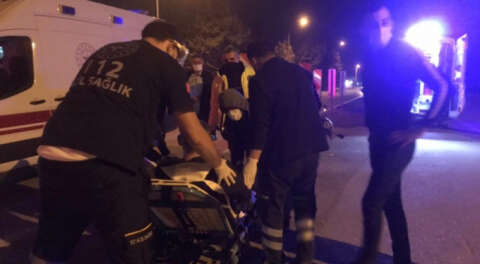 Otomobil motosiklete çarpıp kaçtı; 2 yaralı