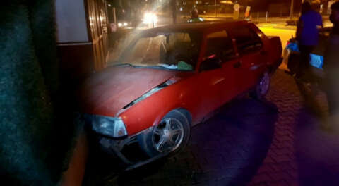 Yoldan çıkan araç okul duvarına çarptı; 2 yaralı