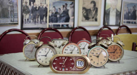 Bu kahvehanede saatler her zaman 9'u 5 geçiyor