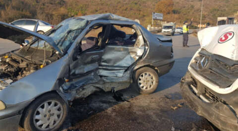 İnegöl'de otomobille minibüs çarpıştı; 7 yaralı