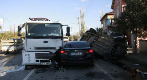 Önce tıra, sonra otomobile çarpıp devrildi; 1 ölü