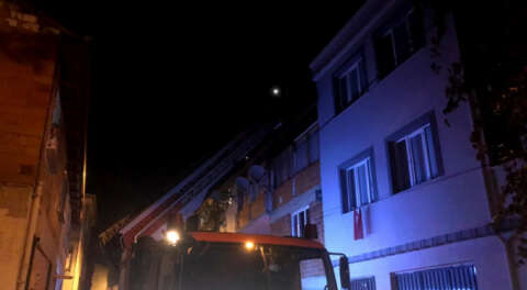 İtfaiyeci yangın söndürürken ikinci kattan düştü