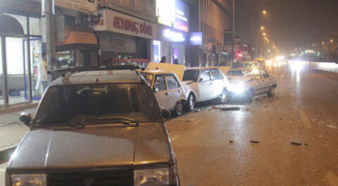 Bursa'da zincirleme trafik kazası; 2 yaralı