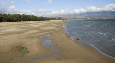 İznik Gölü'ndeki su çekilmesi ve kirlilik inceleniyor