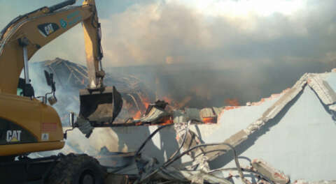 Mısır koçanlarının bulunduğu depo yandı