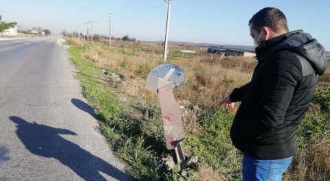 Motosikletle trafik levhasına çarpan sürücü öldü