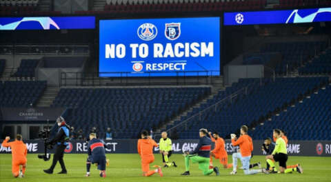 Hakemler ve futbolcular ırkçılığa karşı diz çöktü