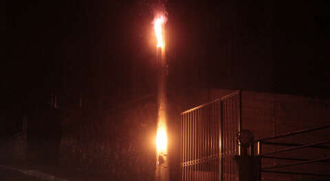 Elektrik direğindeki yangın paniğe neden oldu