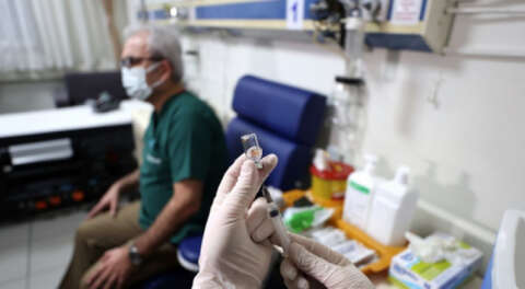 CoronaVac aşısı Bursa'da uygulanmaya başlandı