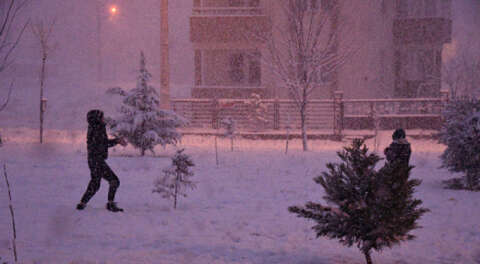 Bursalılar bekledikleri karın keyfini çıkarıyor