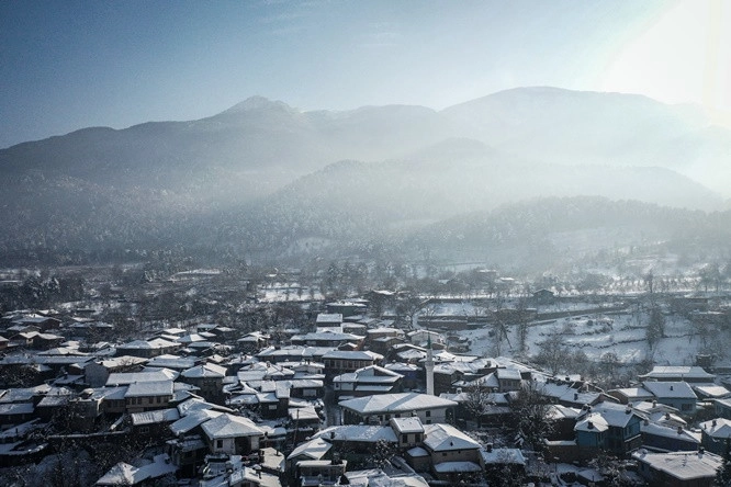 Bursa'nın yedi asırlık Osmanlı köyünde kar güzelliği