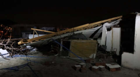Bursa'da şiddetli lodos evin çatısını uçurdu
