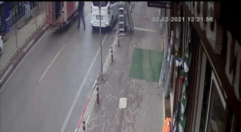 Kamyonetin seyir halinde açılan kapısı yayaya çarptı