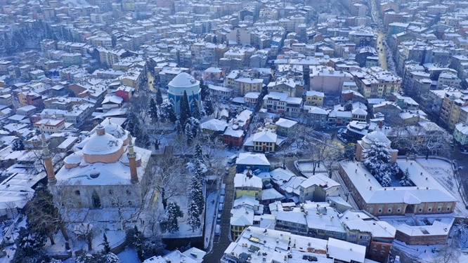 Bursa beyaz örtüyle başka bir güzelliğe büründü
