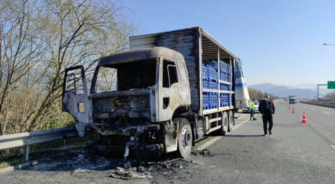 Kestel'de ambalajlı su taşıyan kamyon yandı