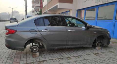 Park halindeki otomobilin 4 lastiği ve jantları çalındı