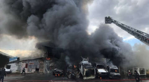 Bursa'da hurda araç dükkanında büyük yangın