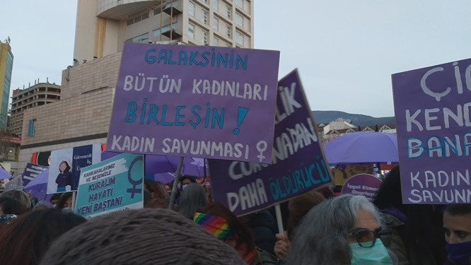 'Galaksinin bütün kadınları birleşin!'