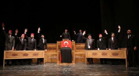 Şehir Tiyatrosu'nda perde İstiklal Marşı için açıldı