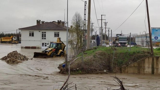 Bursa'da sağanak yağış dereleri taşırdı