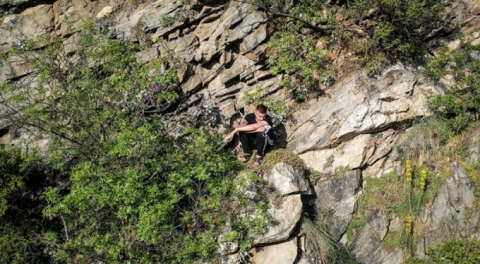 Polisten kaçarak tırmandığı kayalıkta mahsur kaldı