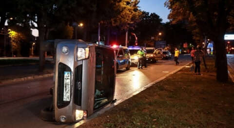 Bursa'da hafif ticari araçlar çarpıştı; 3 yaralı