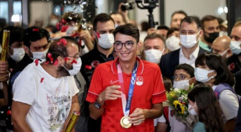 Olimpiyat şampiyonu milli okçu Mete Gazoz'a coşkulu karşılama