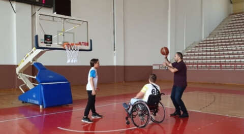 Bursa'da yürüme engelli gencin 'basketbol hayali' gerçeğe dönüştü