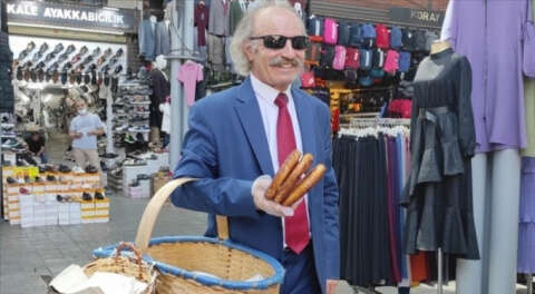 Bursa'nın kravatlı simitçisi takım elbisesinden yaz sıcağında da vazgeçmiyor