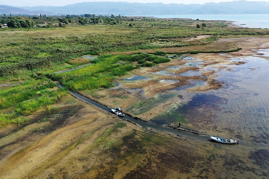 İznik Gölü'nde kuraklık; 30 metre çekildi