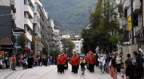 Bursa sokakları bando sesleriyle yankılandı
