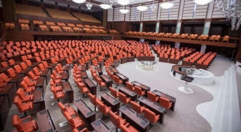 Meclis 2,5 aylık aradan sonra çalışmalarına başlıyor